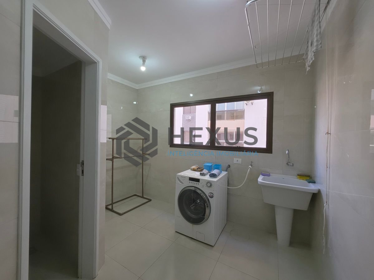 Foto 32 de Apartamento com varanda e lazer a 200m da praia nas Pitangueiras, Guarujá