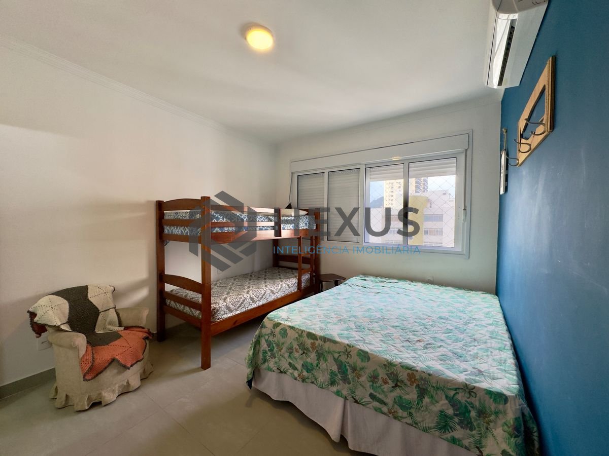 Foto 13 de Apartamento reformado com varanda vista mar na beira mar nas Pitangueiras, Guarujá