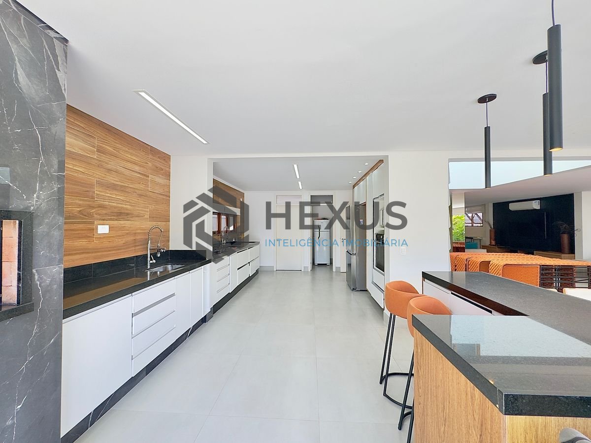 Foto 11 de Casa reformada com piscina e área gourmet no Jardim Acapulco, Guarujá