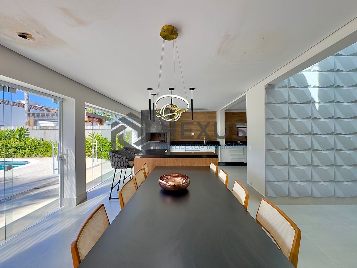 Foto 3 de Casa reformada com piscina e área gourmet no Jardim Acapulco, Guarujá