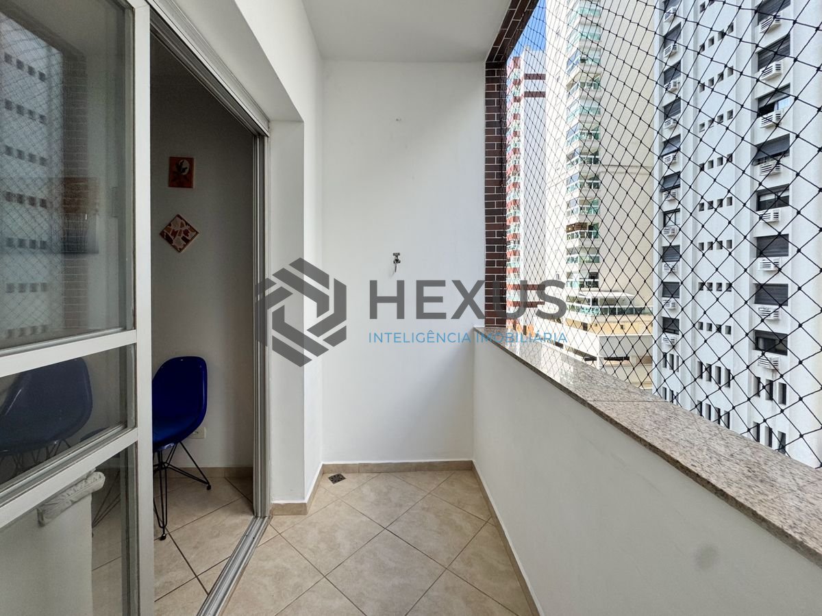 Foto 3 de Apartamento com varanda e lazer a 250m da praia nas Pitangueiras, Guarujá