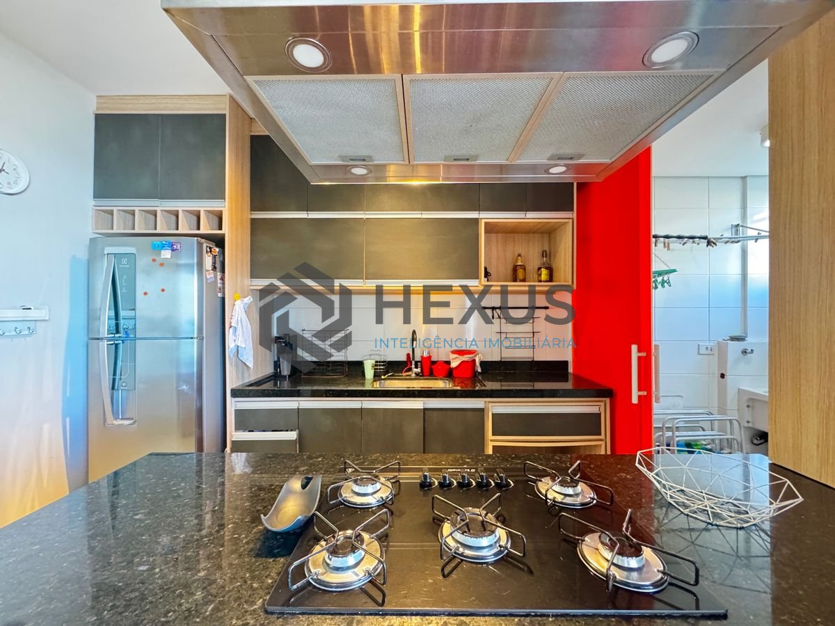 Foto 6 de Apartamento Duplex reformado com varanda vista mar e lazer a 350m da praia na região do Tortugas na Enseada, Guarujá