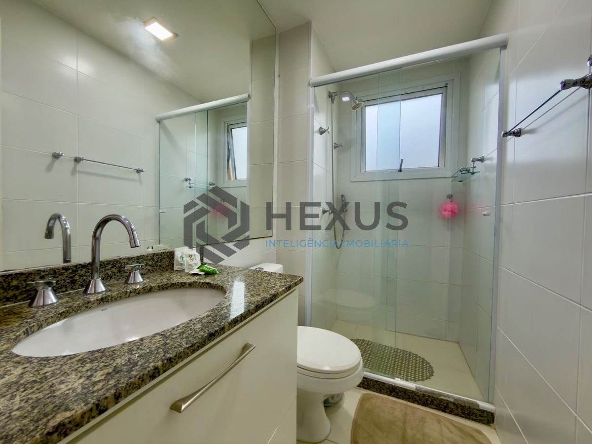 Foto 17 de Apartamento reformado com varanda gourmet vista mar e lazer a 150m da praia nas Pitangueiras, Guarujá