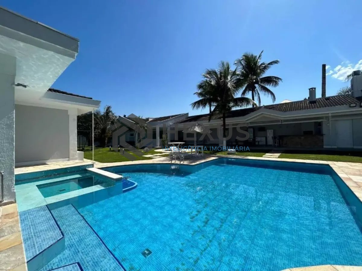 Foto 3 de Casa reformada com piscina e área gourmet no Jardim Acapulco, Guarujá