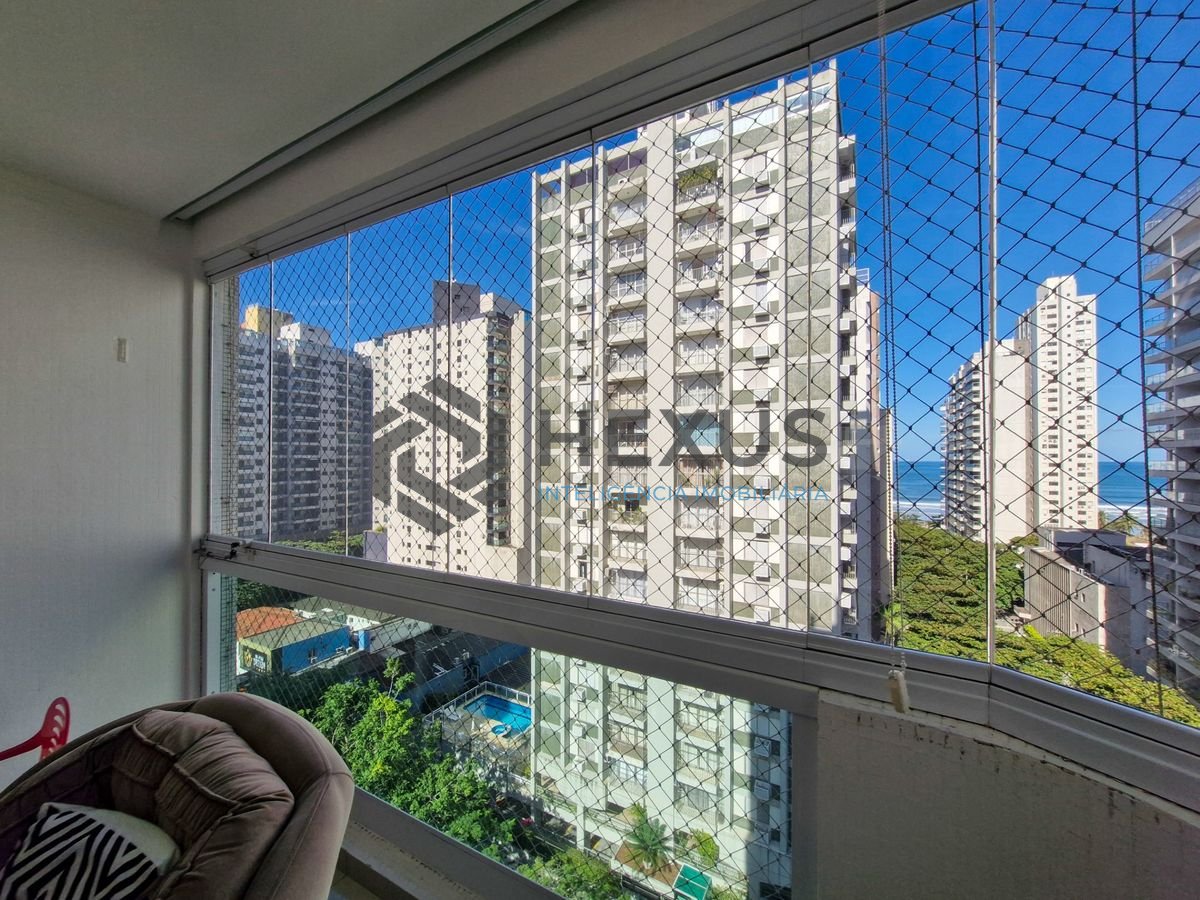 Foto 12 de Apartamento reformado com varanda vista mar a 300m da praia nas Pitangueiras, Guarujá