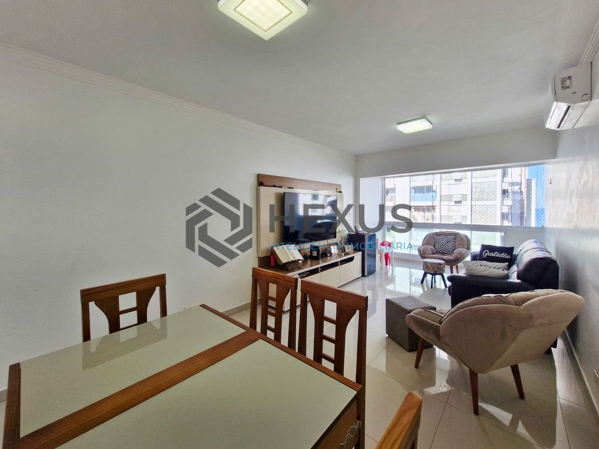 Foto 5 de Apartamento reformado com varanda vista mar a 300m da praia nas Pitangueiras, Guarujá
