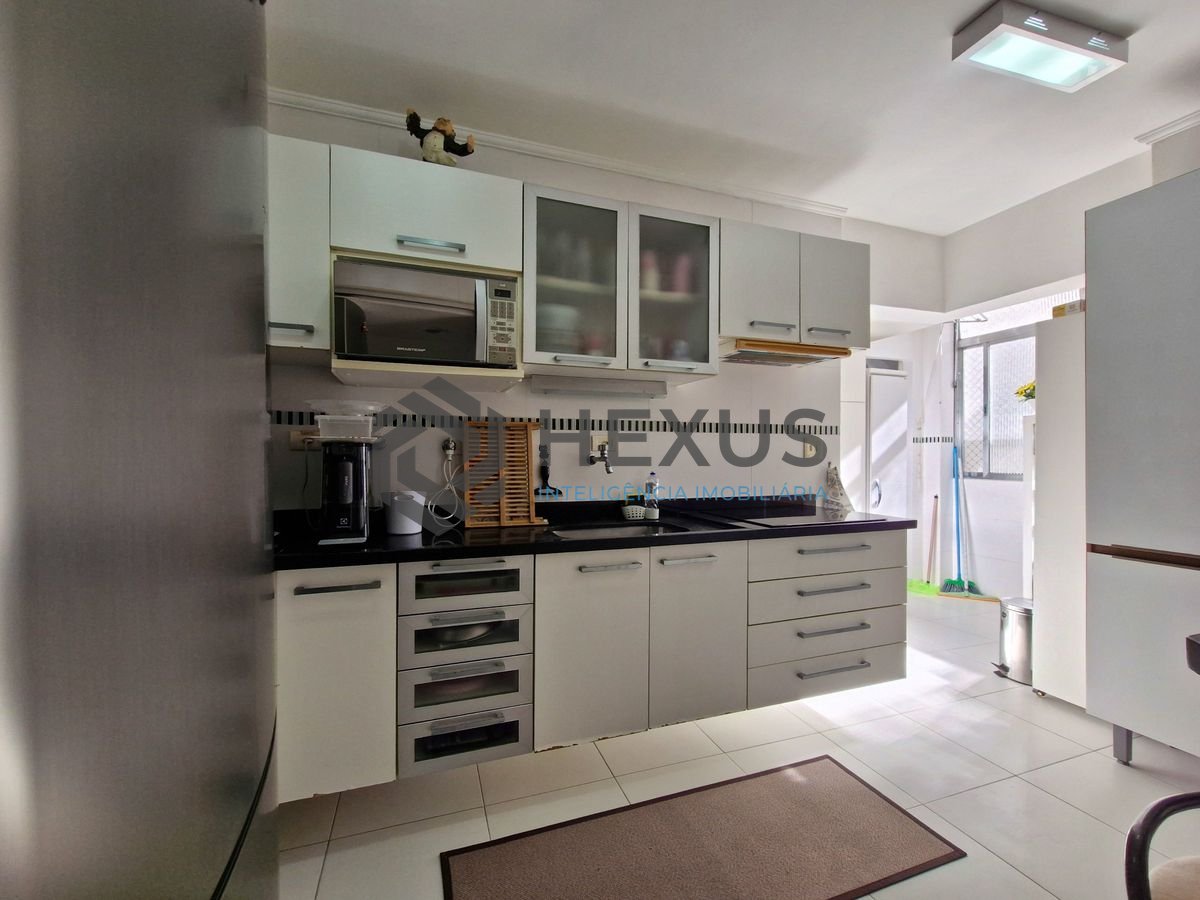 Foto 23 de Apartamento reformado com varanda vista mar a 300m da praia nas Pitangueiras, Guarujá