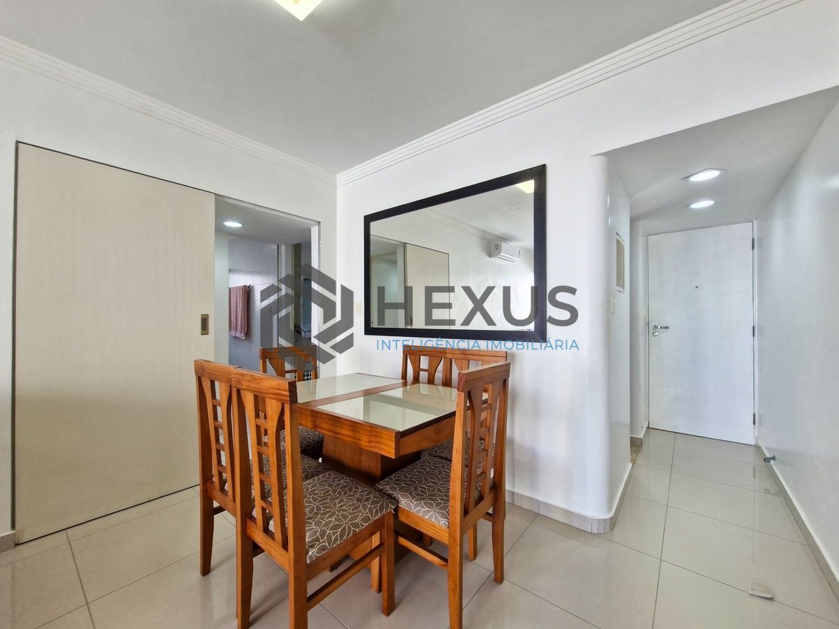 Foto 10 de Apartamento reformado com varanda vista mar a 300m da praia nas Pitangueiras, Guarujá