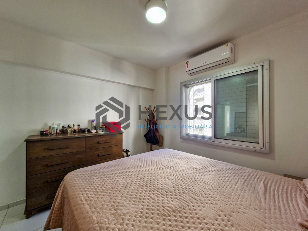 Foto 14 de Apartamento reformado com varanda vista mar a 300m da praia nas Pitangueiras, Guarujá