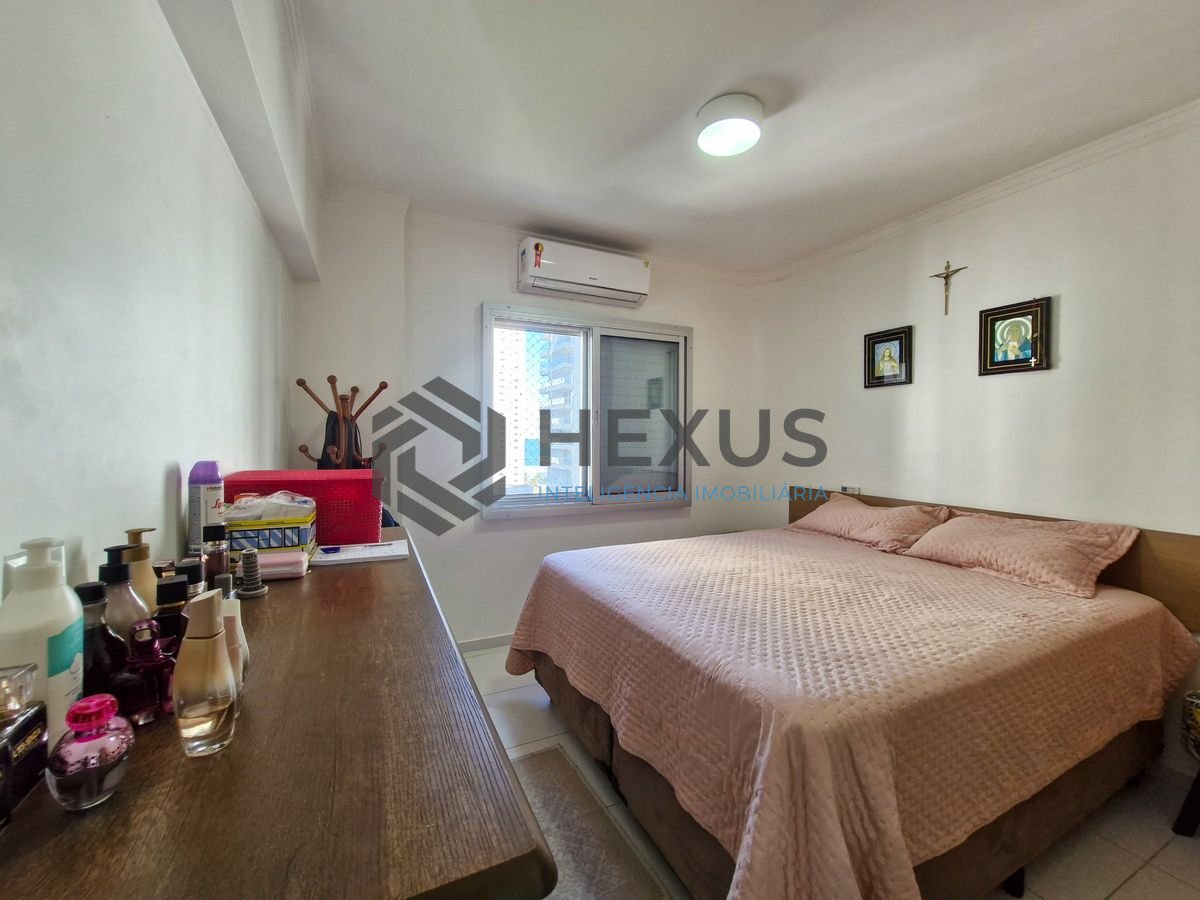 Foto 15 de Apartamento reformado com varanda vista mar a 300m da praia nas Pitangueiras, Guarujá