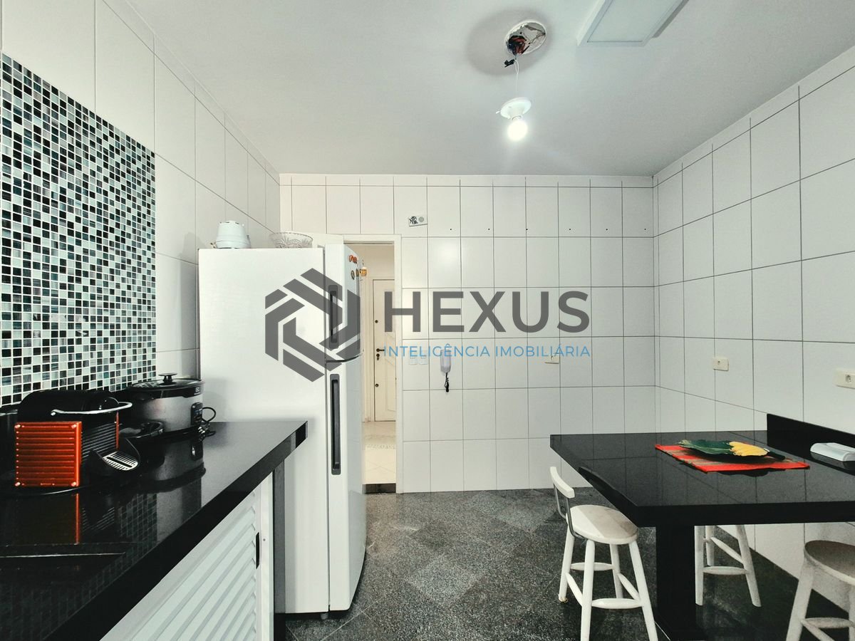 Foto 21 de Apartamento reformado com varanda a 1 quadra da praia nas Pitangueiras, Guarujá
