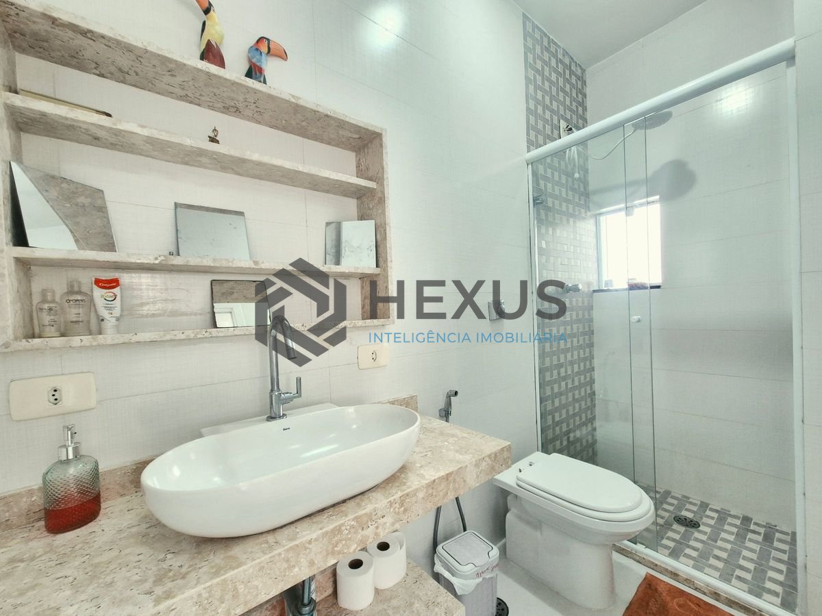 Foto 13 de Apartamento reformado com varanda a 1 quadra da praia nas Pitangueiras, Guarujá
