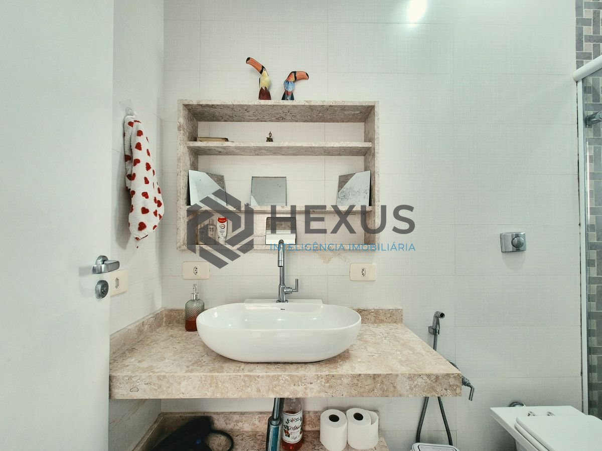 Foto 14 de Apartamento reformado com varanda a 1 quadra da praia nas Pitangueiras, Guarujá