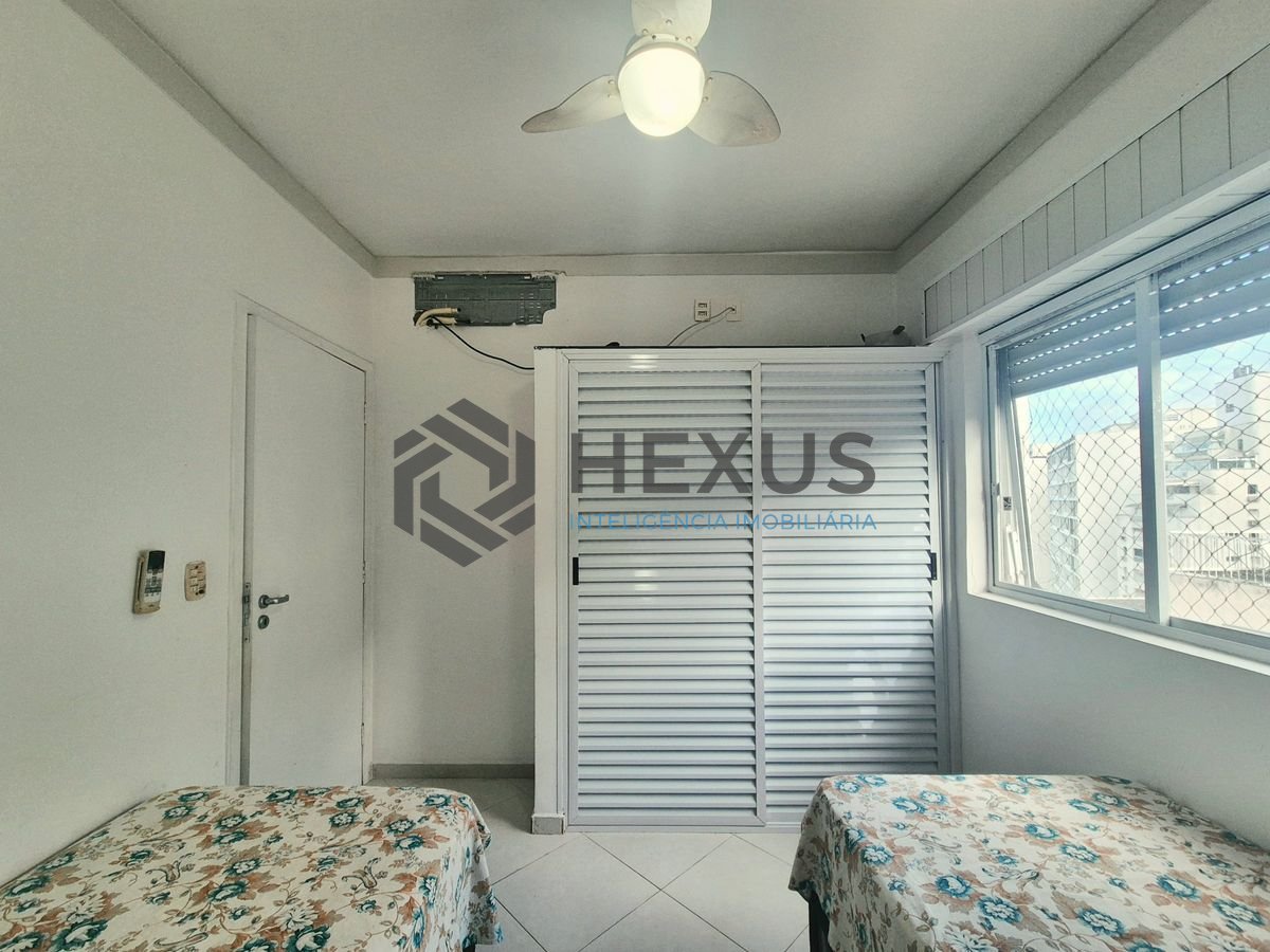 Foto 9 de Apartamento reformado com varanda a 1 quadra da praia nas Pitangueiras, Guarujá