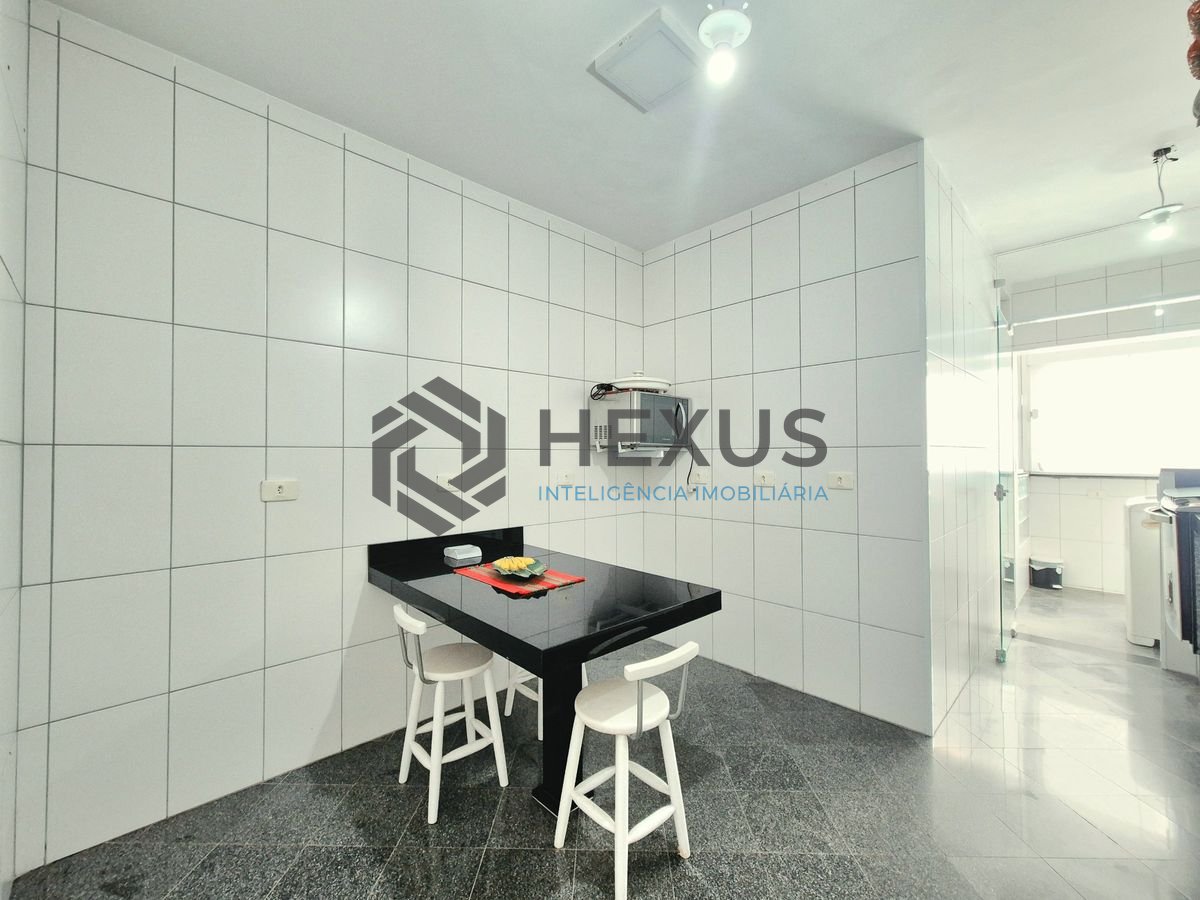 Foto 18 de Apartamento reformado com varanda a 1 quadra da praia nas Pitangueiras, Guarujá