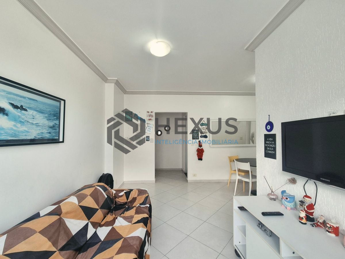 Foto 3 de Apartamento reformado com varanda a 1 quadra da praia nas Pitangueiras, Guarujá