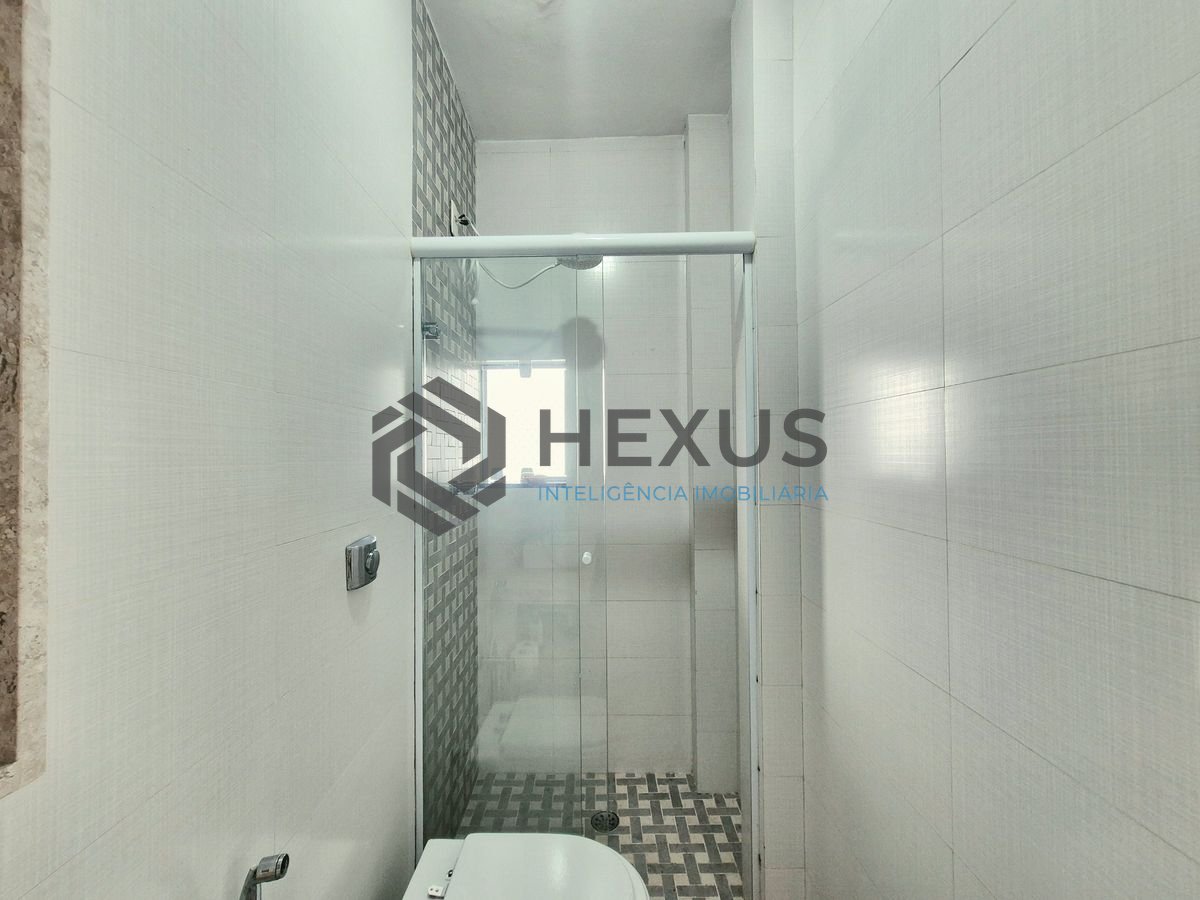 Foto 15 de Apartamento reformado com varanda a 1 quadra da praia nas Pitangueiras, Guarujá