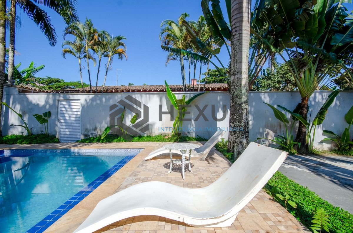 Foto 11 de Casa reformado com varanda gourmet a 350m da praia na região do Golf Club no Pernambuco, Guarujá