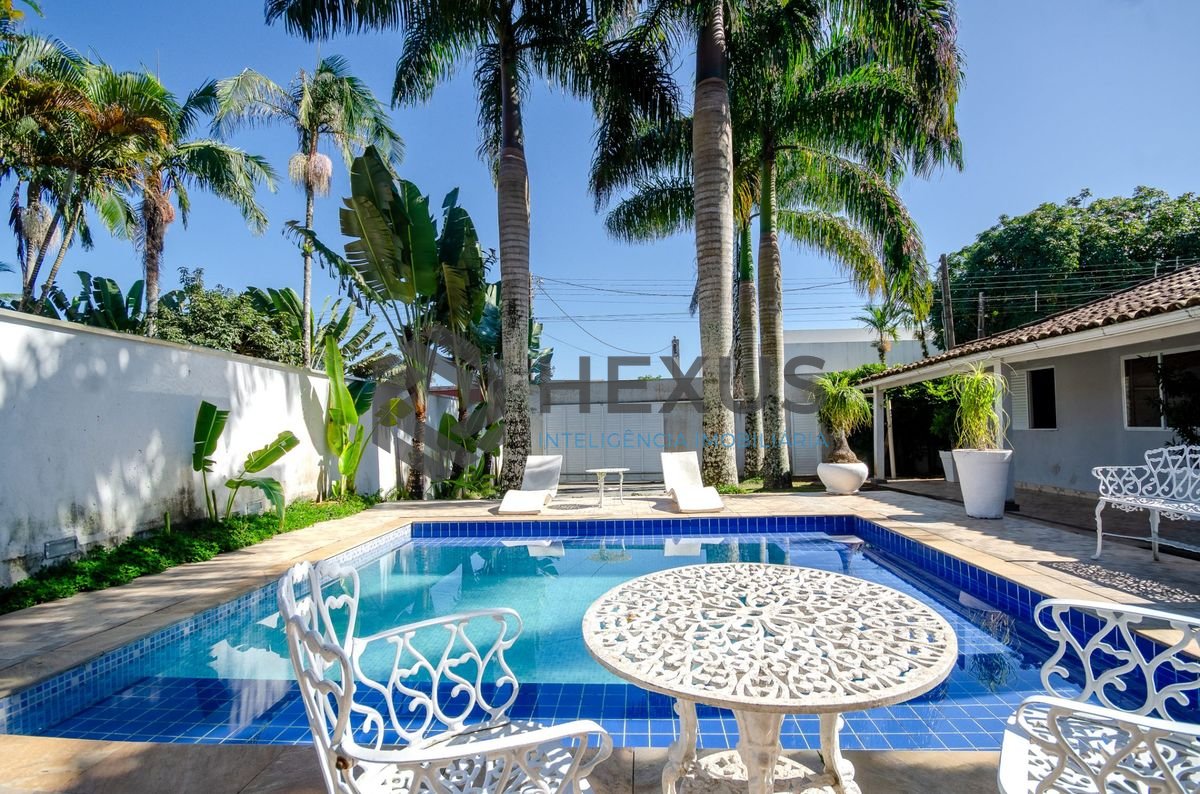 Foto 9 de Casa reformado com varanda gourmet a 350m da praia na região do Golf Club no Pernambuco, Guarujá
