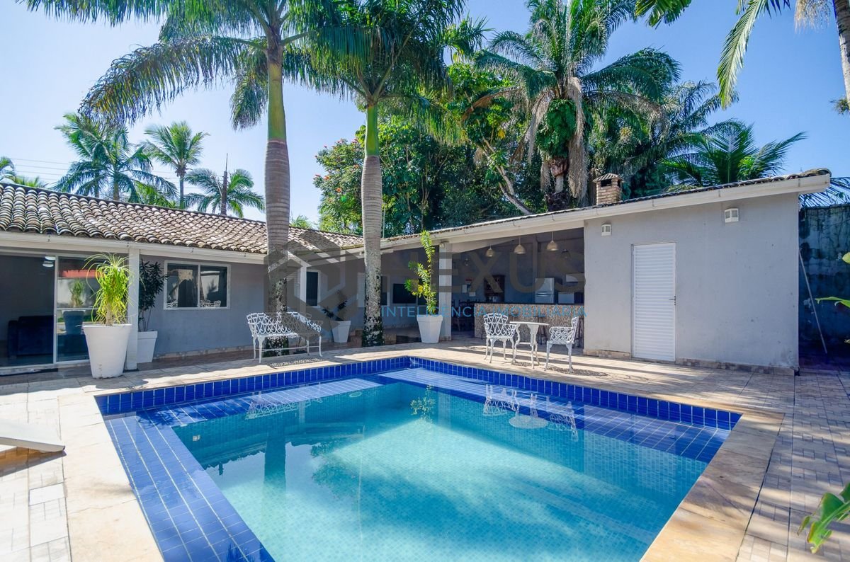 Foto 2 de Casa reformado com varanda gourmet a 350m da praia na região do Golf Club no Pernambuco, Guarujá