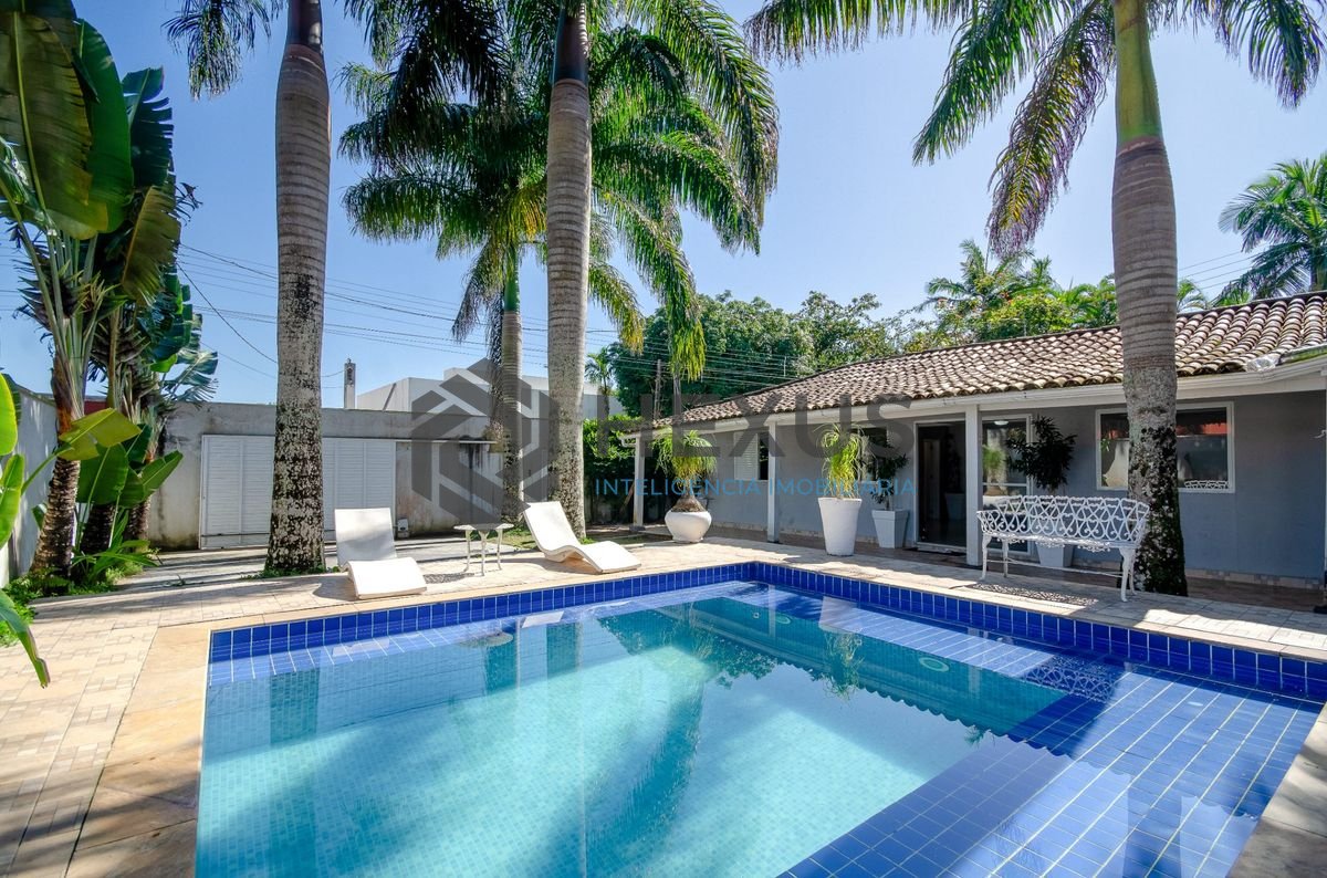 Foto 10 de Casa reformado com varanda gourmet a 350m da praia na região do Golf Club no Pernambuco, Guarujá