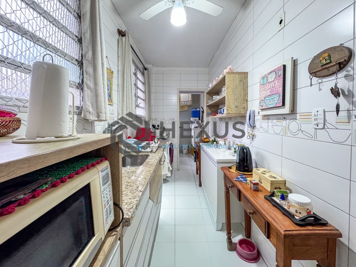 Foto 18 de Apartamento reformado com varanda e lazer a 300m da praia na região da Barra Funda nas Pitangueiras, Guarujá