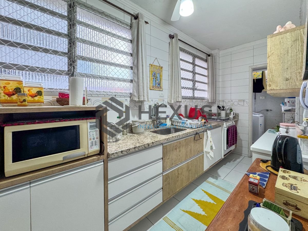 Foto 17 de Apartamento reformado com varanda e lazer a 300m da praia na região da Barra Funda nas Pitangueiras, Guarujá