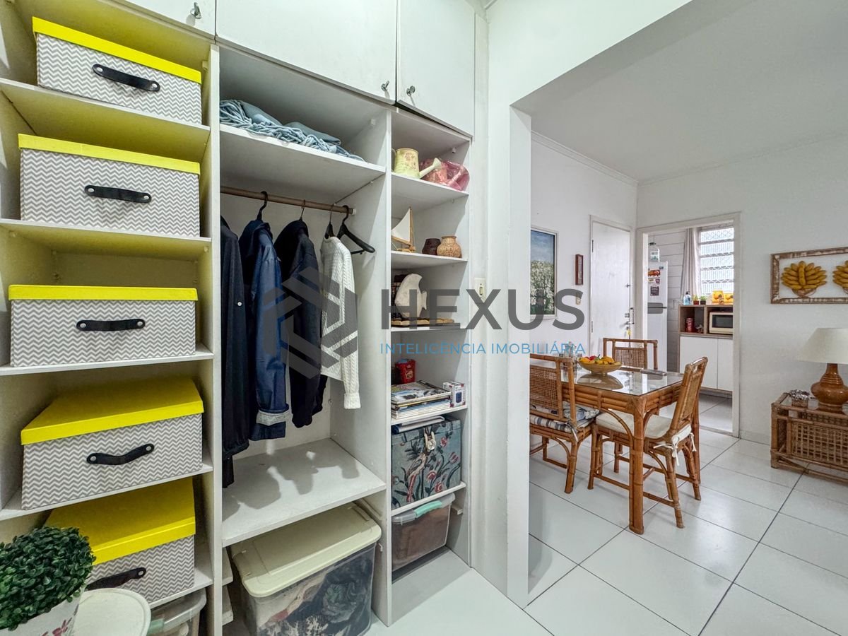 Foto 10 de Apartamento reformado com varanda e lazer a 300m da praia na região da Barra Funda nas Pitangueiras, Guarujá