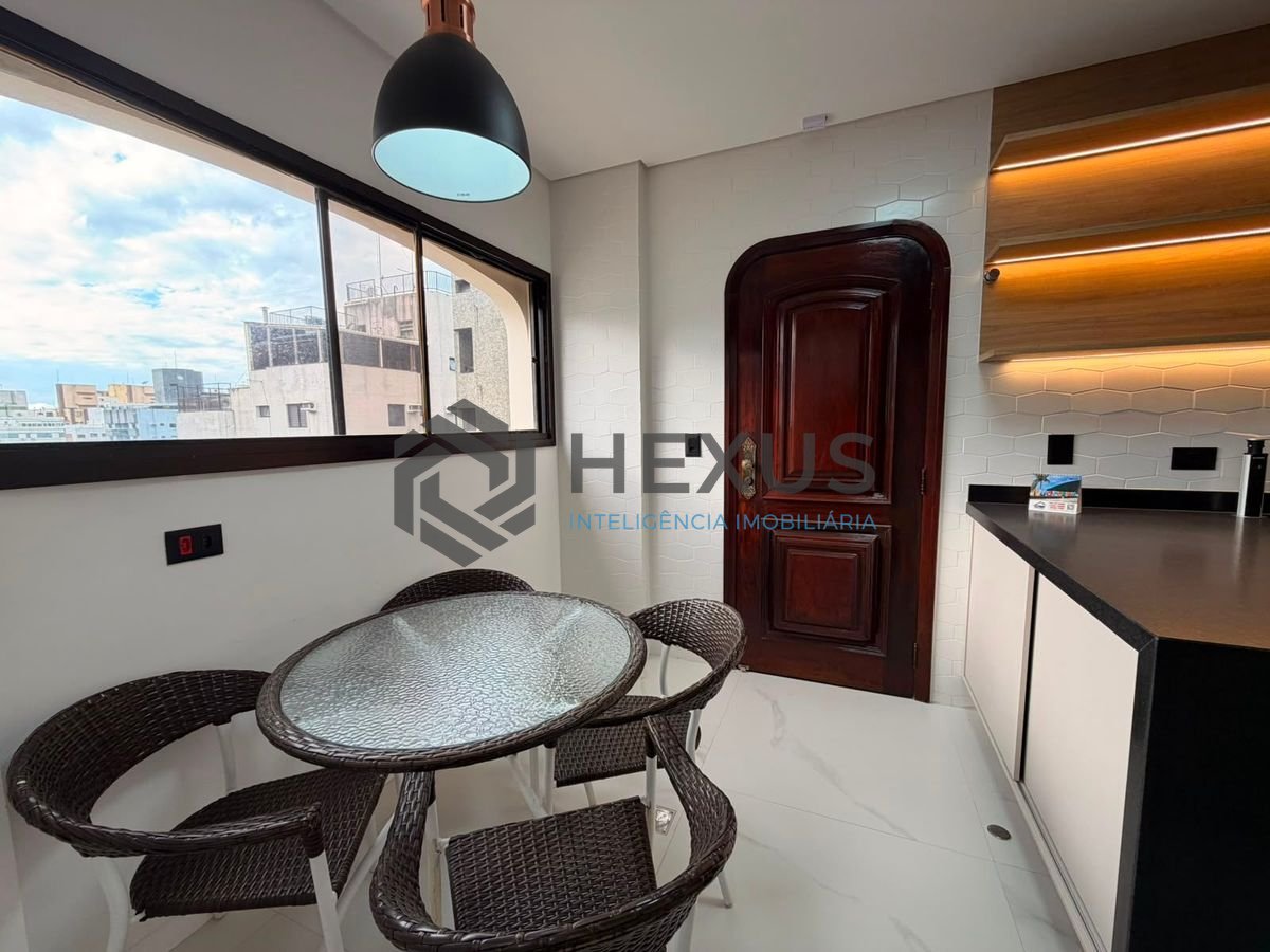 Foto 11 de Apartamento reformado com varanda e lazer a 400m da praia na região da Barra Funda nas Pitangueiras, Guarujá