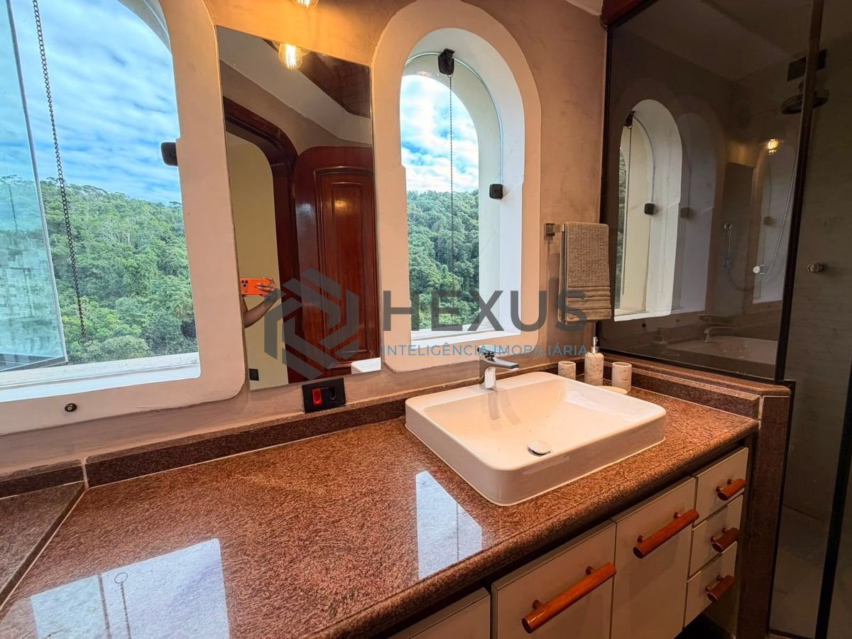Foto 21 de Apartamento reformado com varanda e lazer a 400m da praia na região da Barra Funda nas Pitangueiras, Guarujá