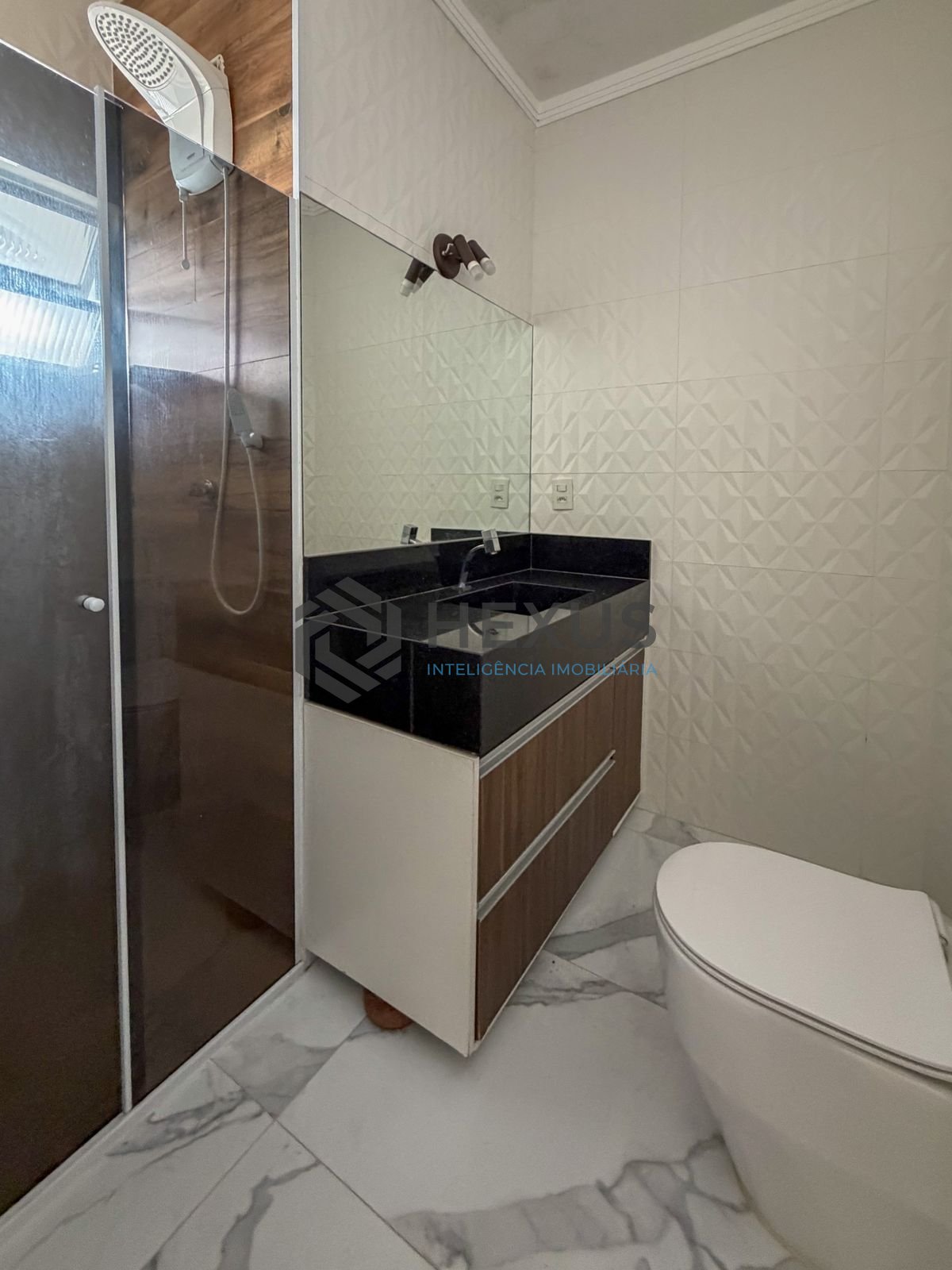 Foto 5 de Apartamento reformado com varanda a 150m da praia na região do Jardim Praiano na Enseada, Guarujá