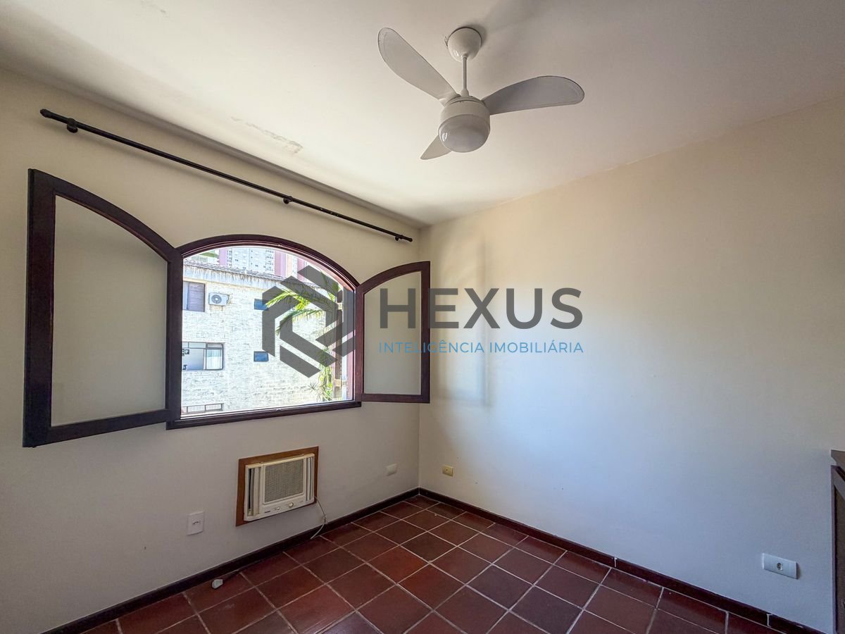 Foto 13 de Apartamento reformado com varanda a 150m da praia na região do Jardim Praiano na Enseada, Guarujá