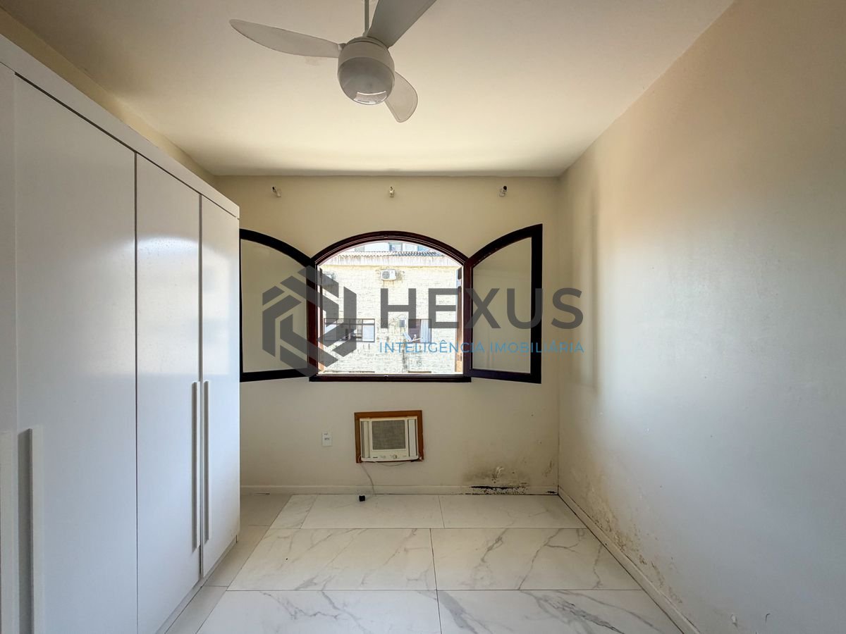 Foto 10 de Apartamento reformado com varanda a 150m da praia na região do Jardim Praiano na Enseada, Guarujá