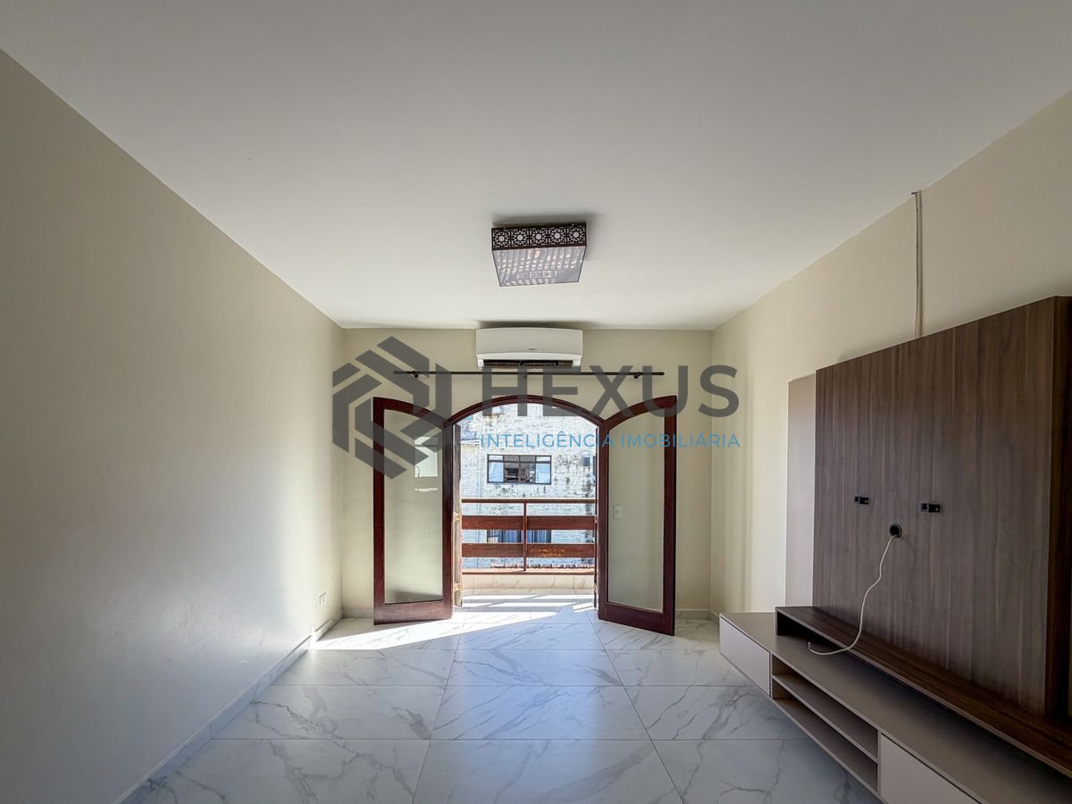Foto 2 de Apartamento reformado com varanda a 150m da praia na região do Jardim Praiano na Enseada, Guarujá