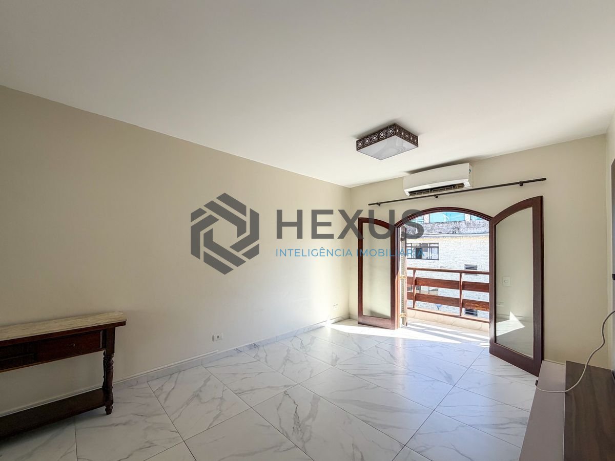 Foto 4 de Apartamento reformado com varanda a 150m da praia na região do Jardim Praiano na Enseada, Guarujá