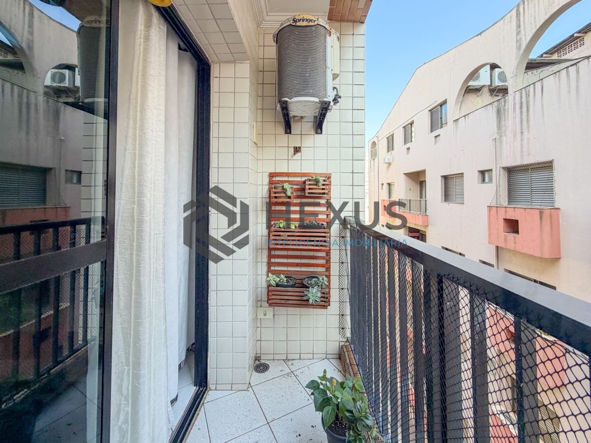 Foto 3 de Apartamento com varanda e lazer a 400m da praia no Jardim Astúrias, Guarujá