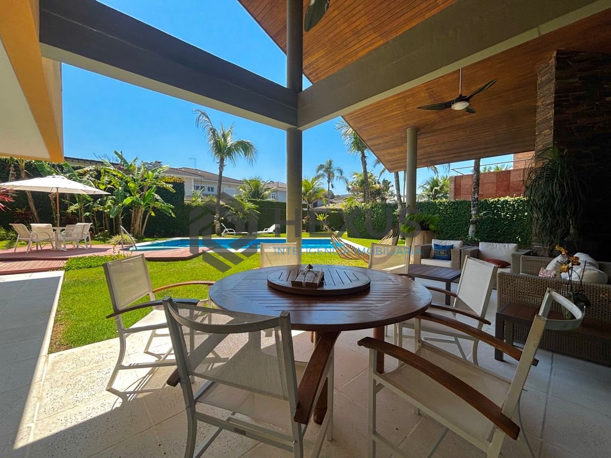 Foto 3 de Casa reformada com piscina e área gourmet no Jardim Acapulco, Guarujá