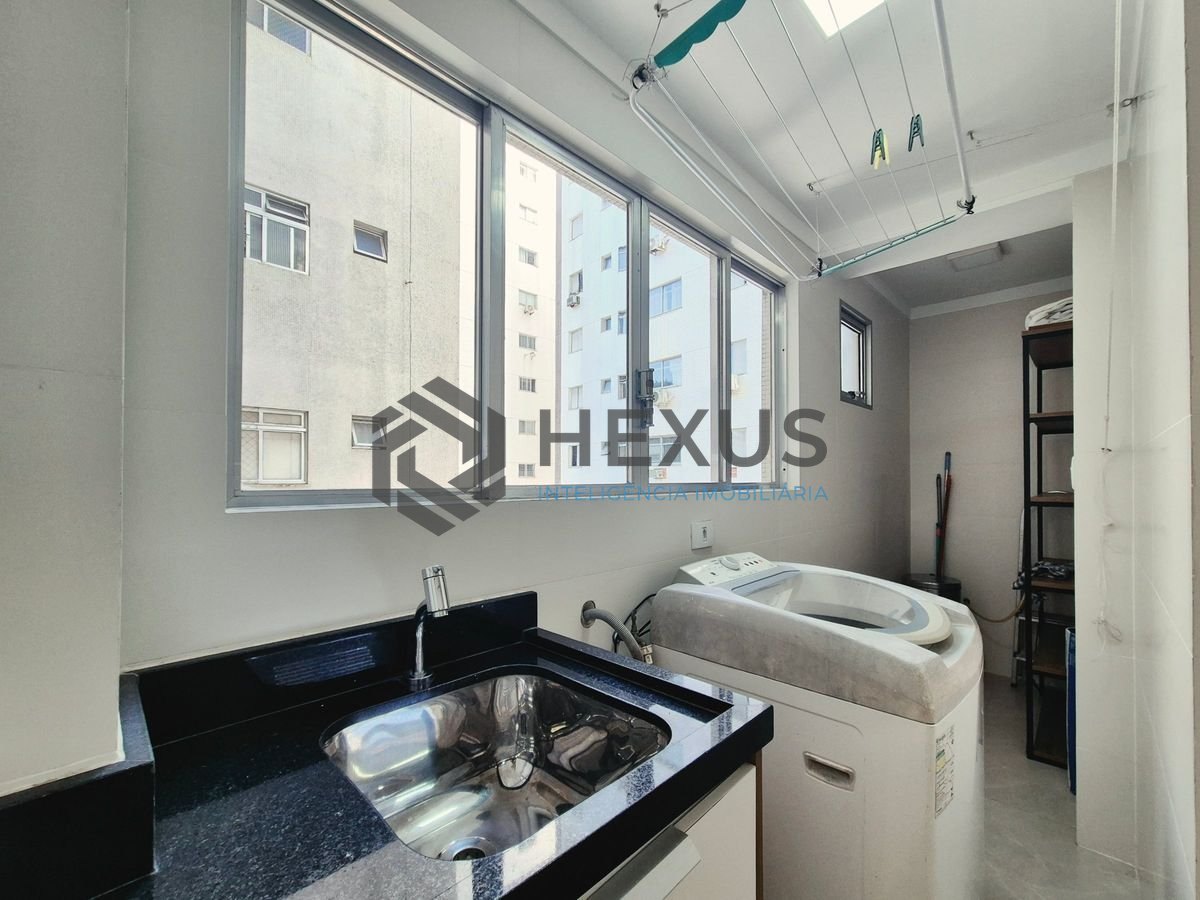 Foto 26 de Apartamento com varanda e lazer nas Pitangueiras, Guarujá
