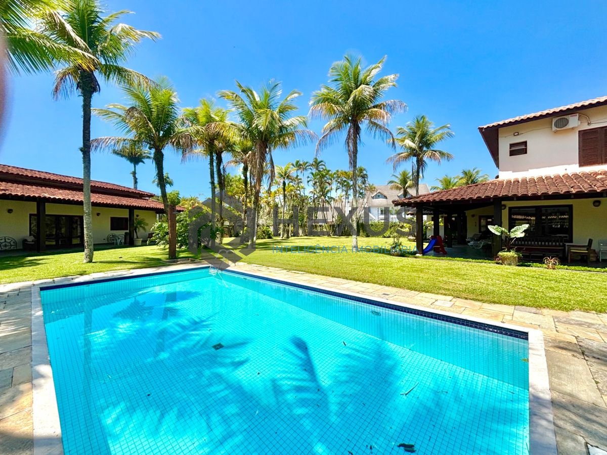 Foto 2 de Casa reformada com piscina e área gourmet no Jardim Acapulco, Guarujá