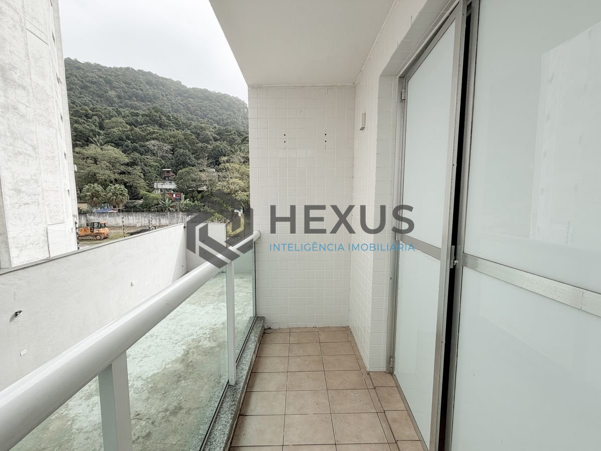 Foto 4 de Apartamento com varanda a 500m da praia na região da Vila Júlia na Enseada, Guarujá