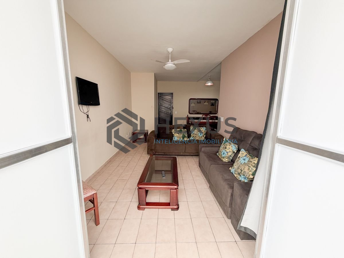 Foto 3 de Apartamento com varanda a 500m da praia na região da Vila Júlia na Enseada, Guarujá