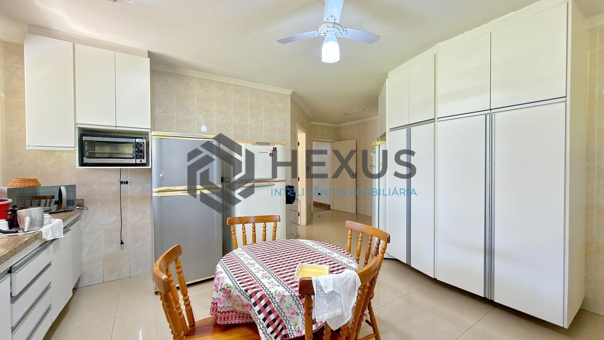 Foto 13 de Casa reformada com piscina e área gourmet no Jardim Acapulco, Guarujá