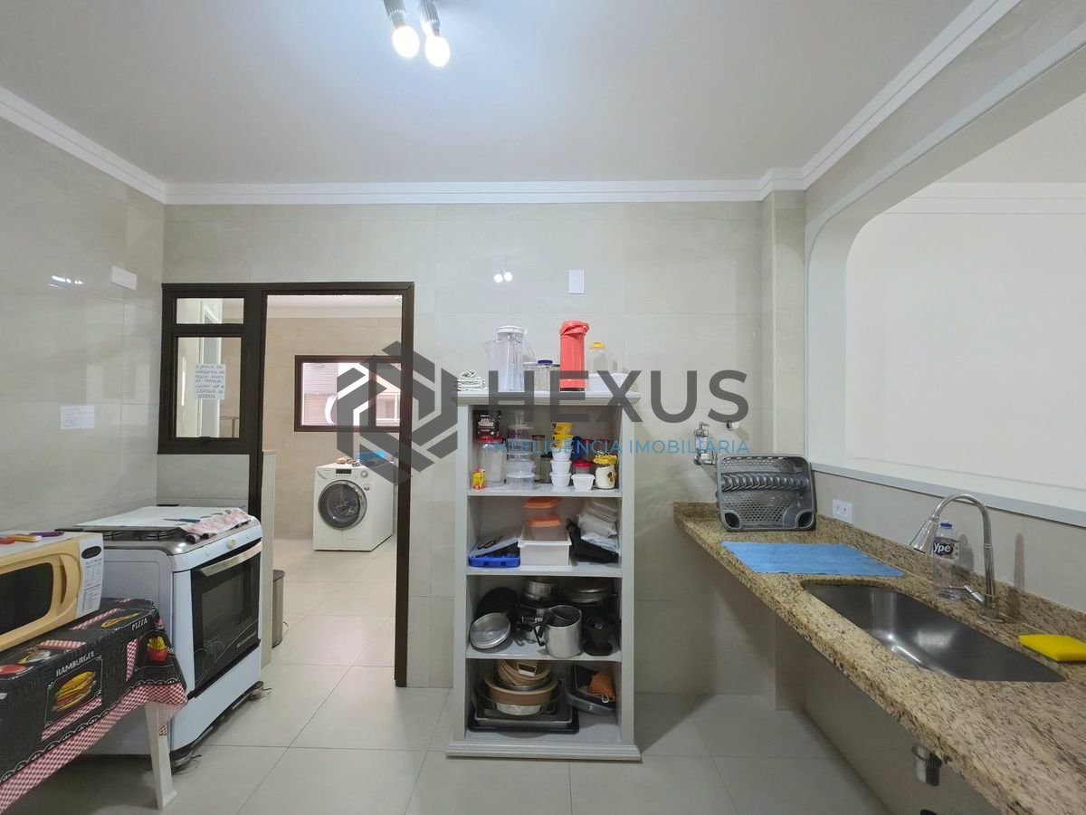 Foto 22 de Apartamento com varanda e lazer a 200m da praia nas Pitangueiras, Guarujá