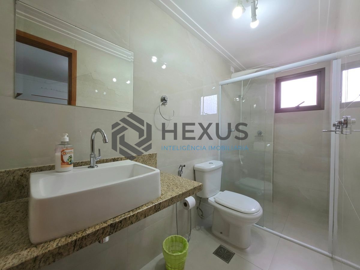 Foto 14 de Apartamento com varanda e lazer a 200m da praia nas Pitangueiras, Guarujá