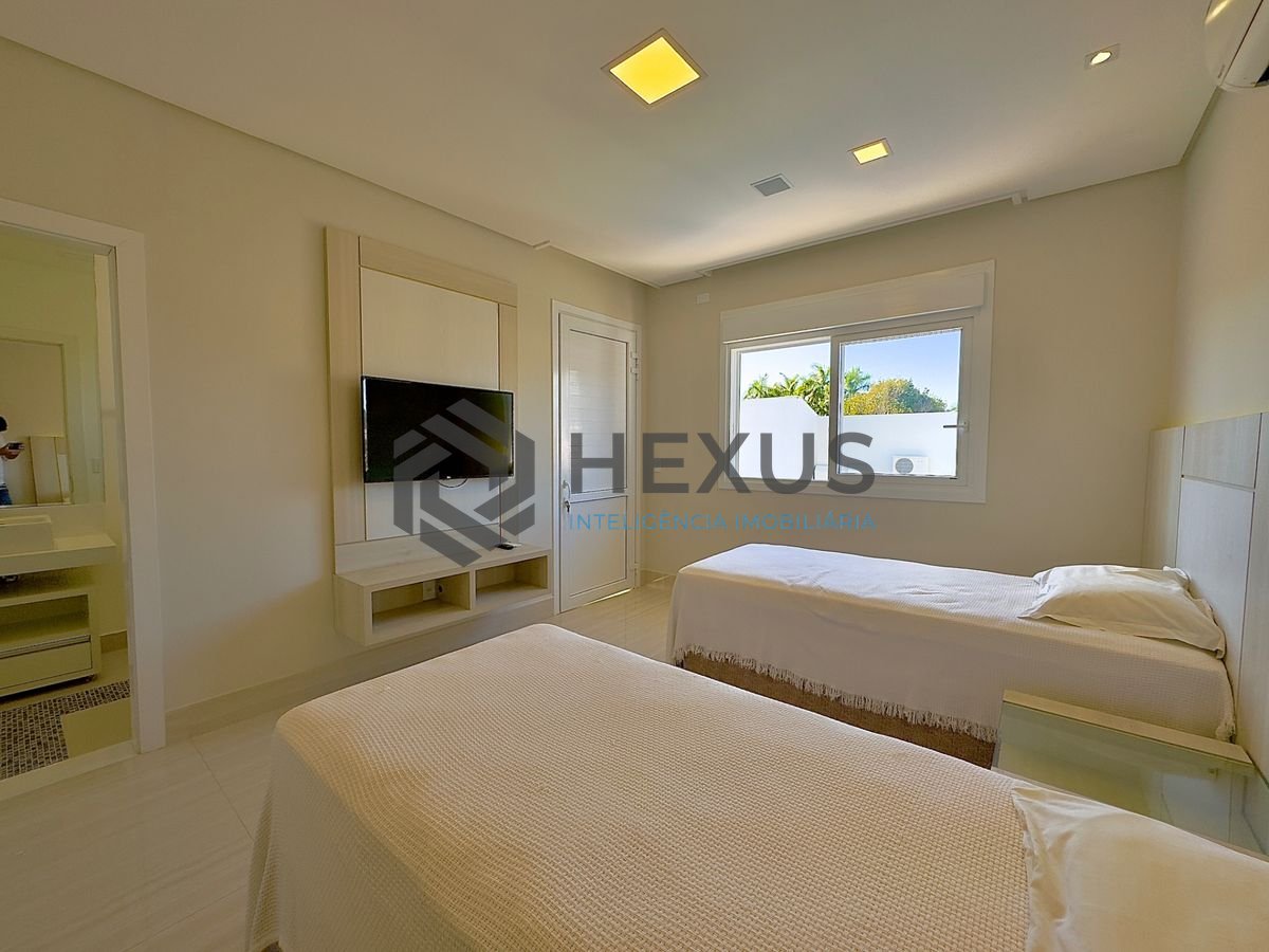 Foto 25 de Casa reformada com piscina e área gourmet no Jardim Acapulco, Guarujá