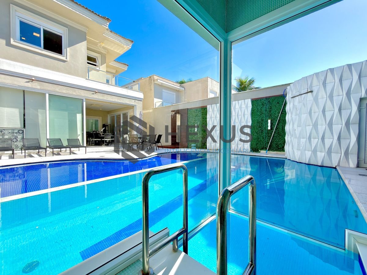 Foto 3 de Casa reformada com piscina e área gourmet no Jardim Acapulco, Guarujá