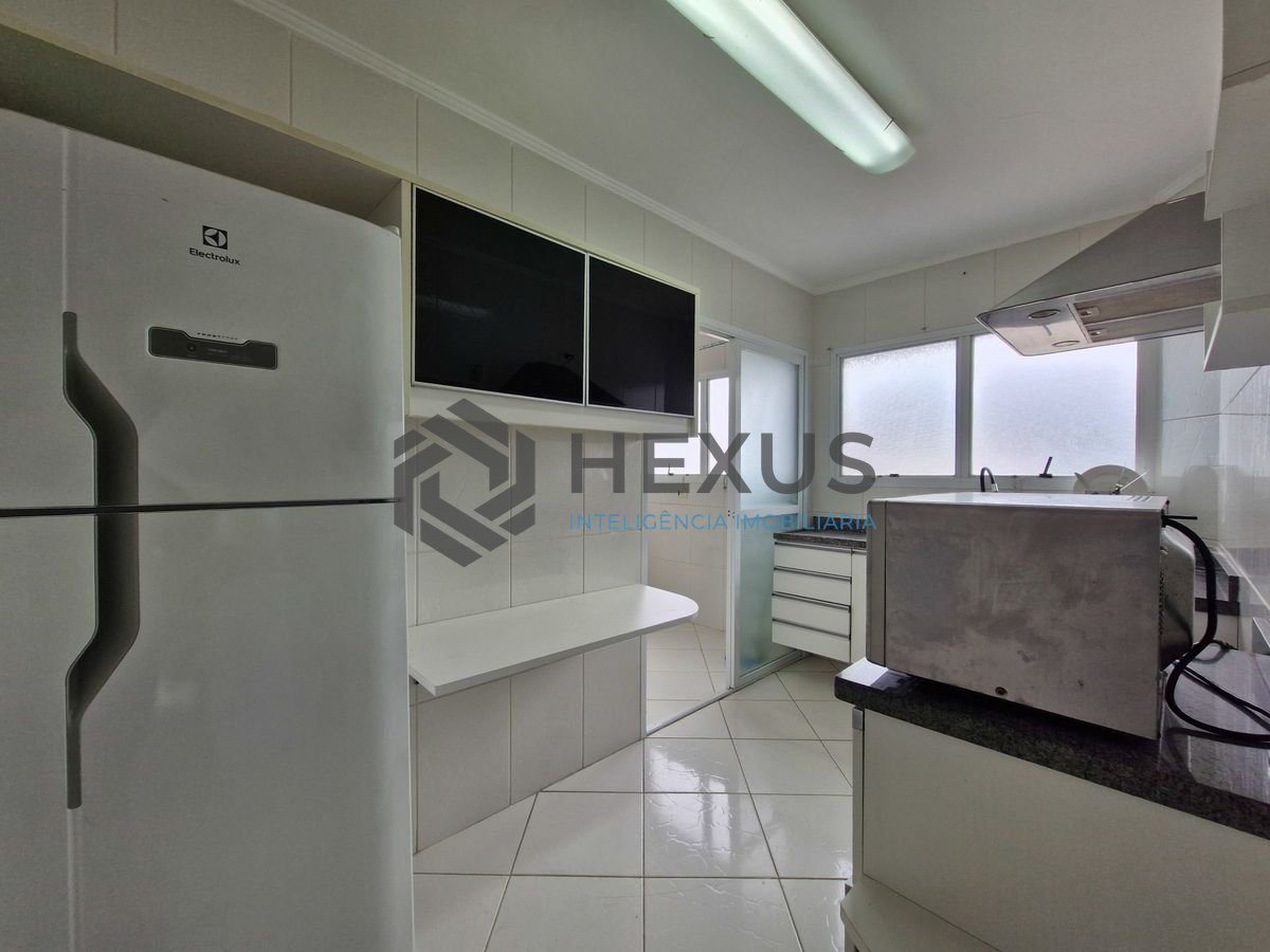 Foto 21 de Apartamento reformado com varanda a 100m da praia no Tombo, Guarujá