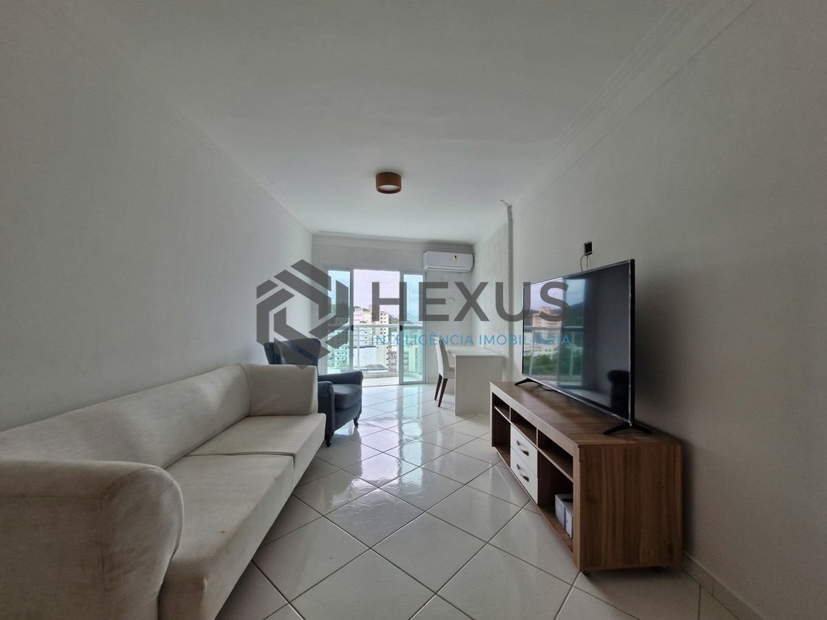 Foto 2 de Apartamento reformado com varanda a 100m da praia no Tombo, Guarujá