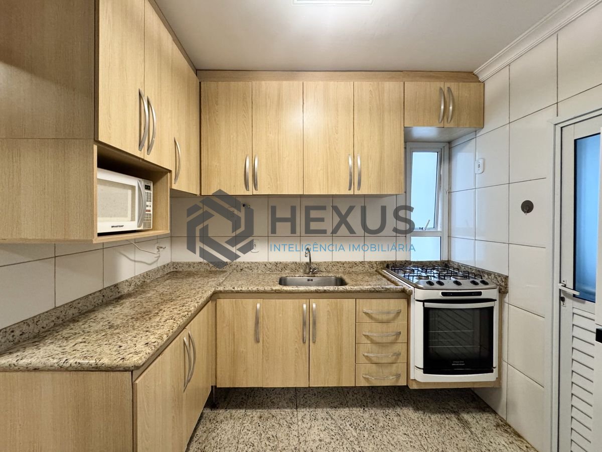 Foto 27 de Apartamento reformado com varanda e lazer a 150m da praia nas Pitangueiras, Guarujá