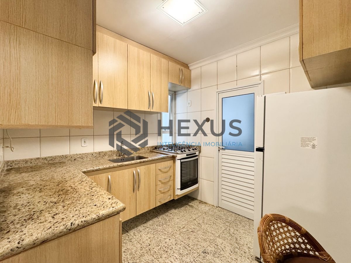 Foto 26 de Apartamento reformado com varanda e lazer a 150m da praia nas Pitangueiras, Guarujá